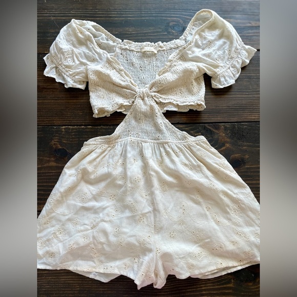 Illa illa Embroidered Cut-Out Romper Size Medium - Picture 8 of 9